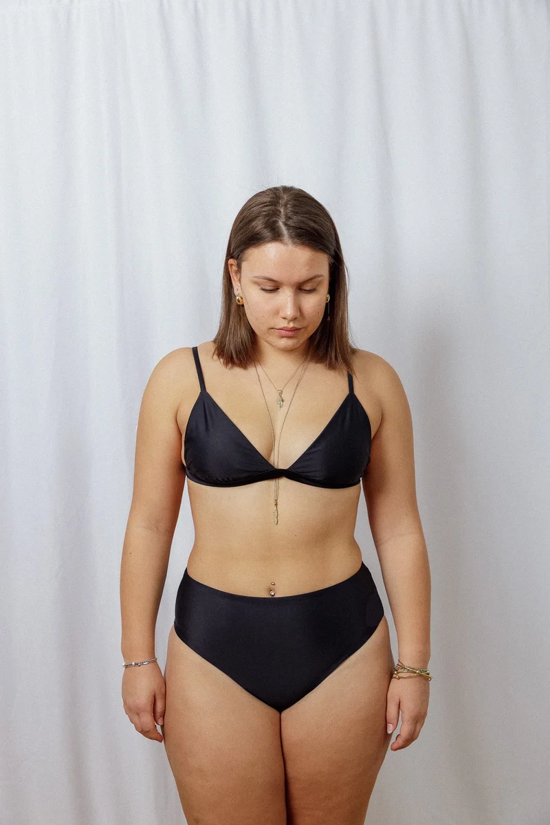 Schwarzes High-waisted Bikini-Unterteil Toni aus regeneriertem Nylon von Tias & Olives