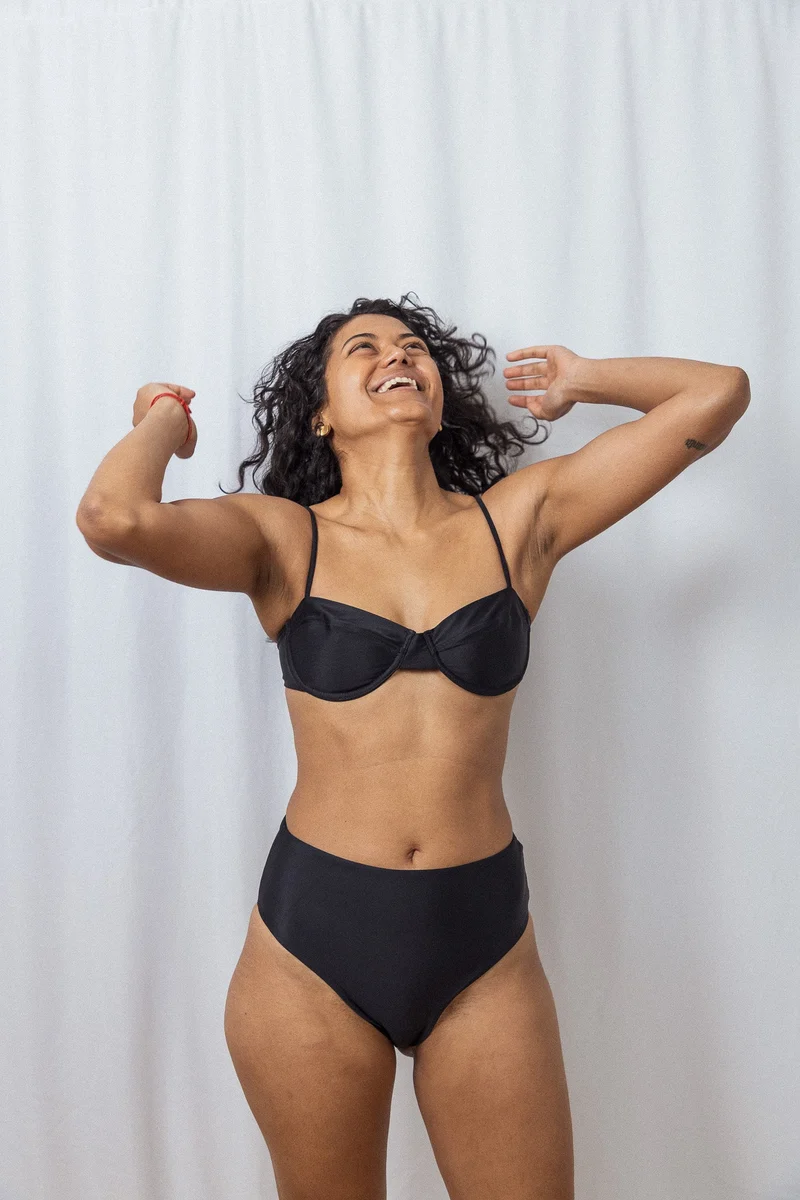 Schwarzes High-waisted Bikini-Unterteil Toni aus regeneriertem Nylon von Tias & Olives