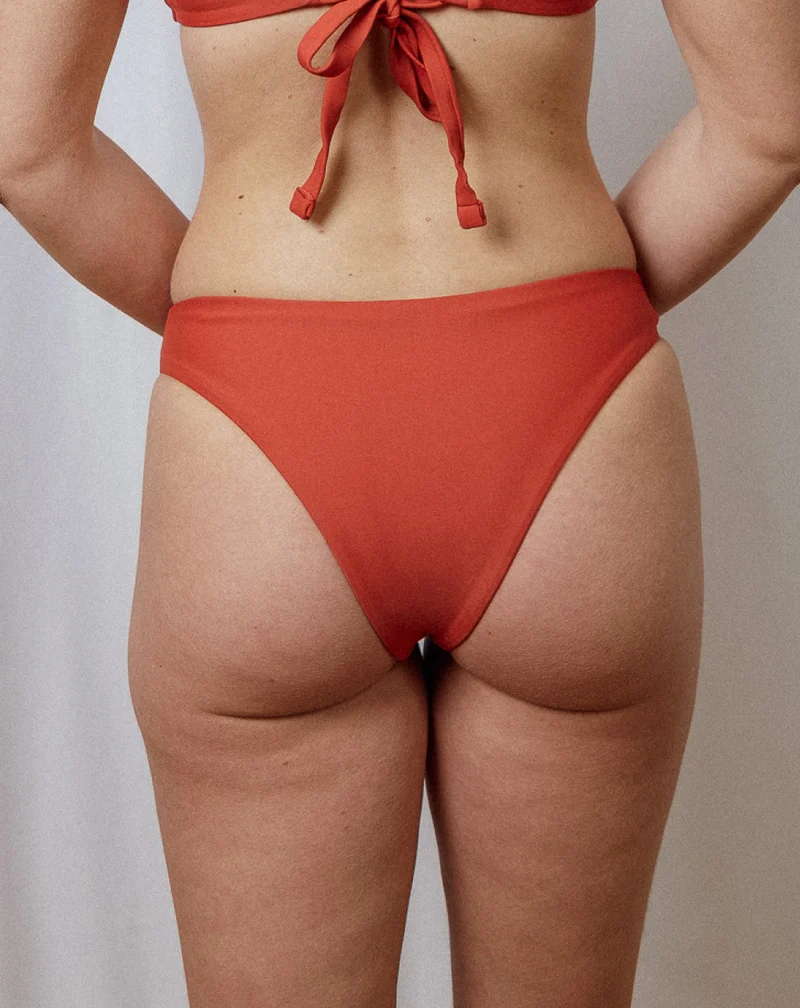 Rotes Bikini-unterteil João aus recyceltem Kunststoff von Tias & Olives