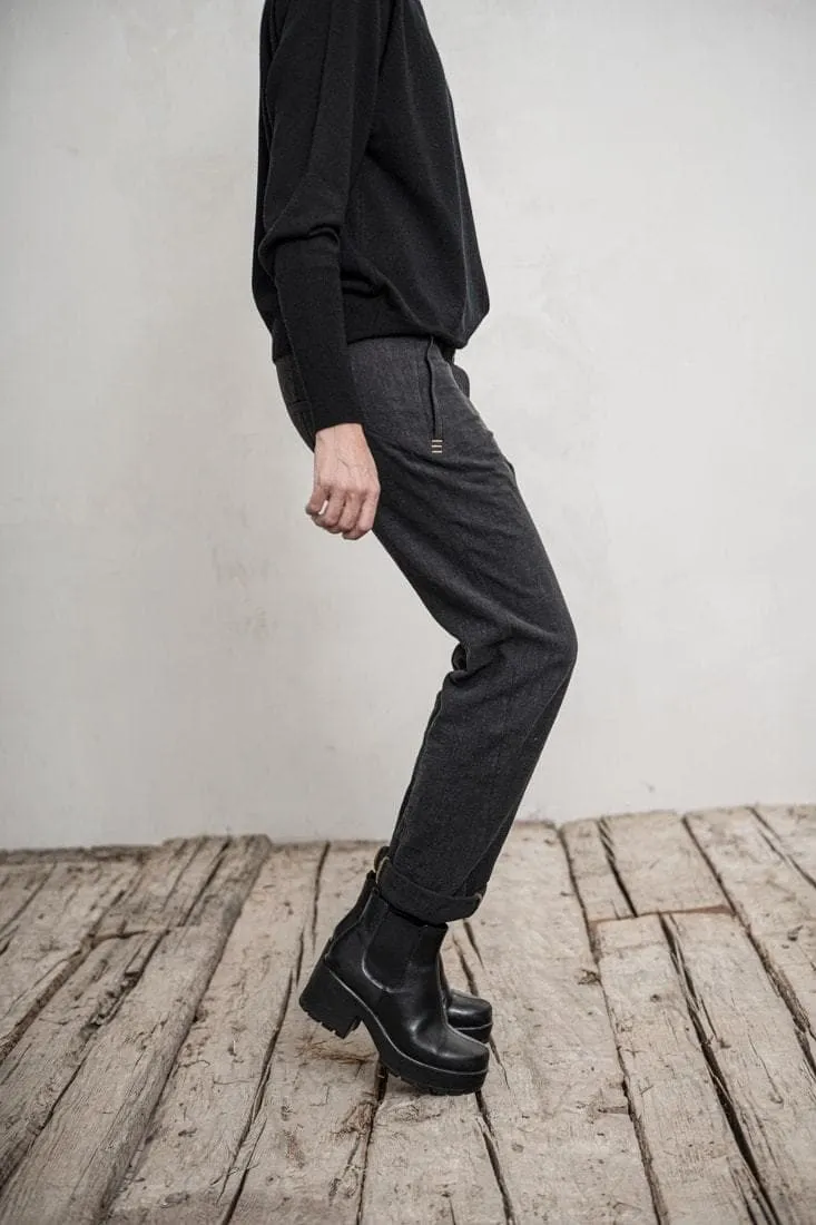 eigensinnig wien | Didion | Slim Fit Damenhose aus Leinen in anthrazit