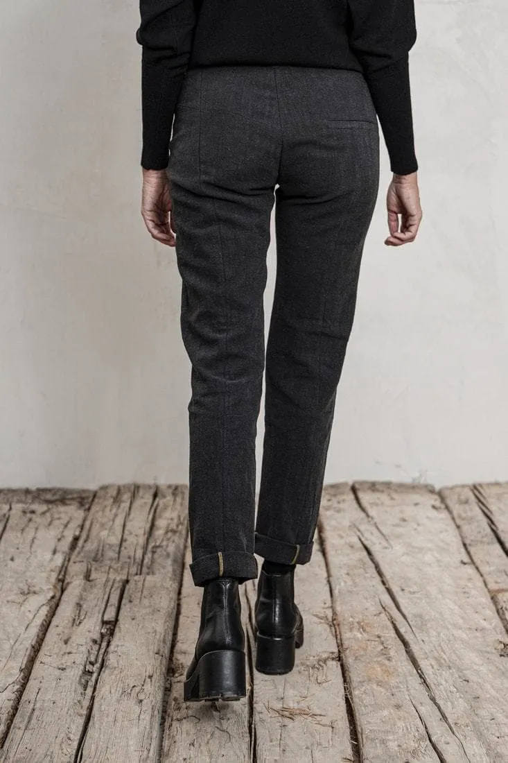 eigensinnig wien | Didion | Slim Fit Damenhose aus Leinen in anthrazit