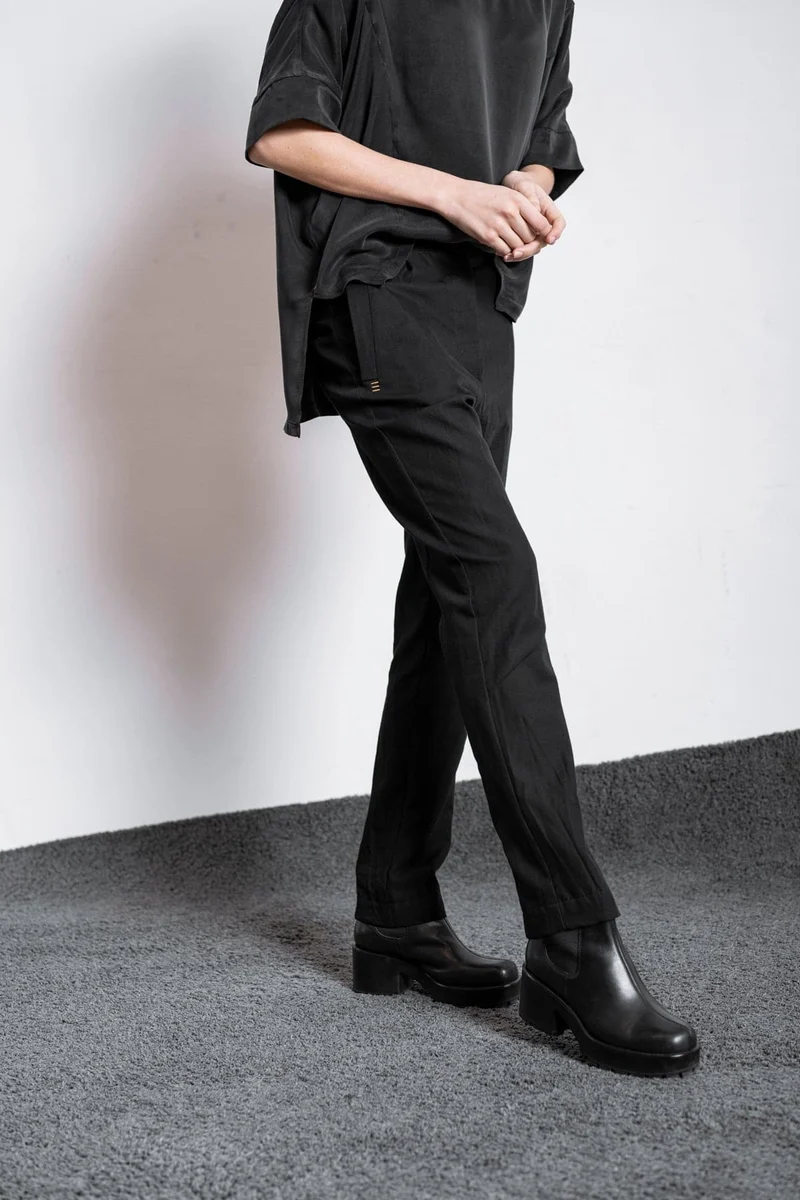 eigensinnig wien | Châtelet | Schwarze Sommerhose für Damen aus leichter Baumwolle
