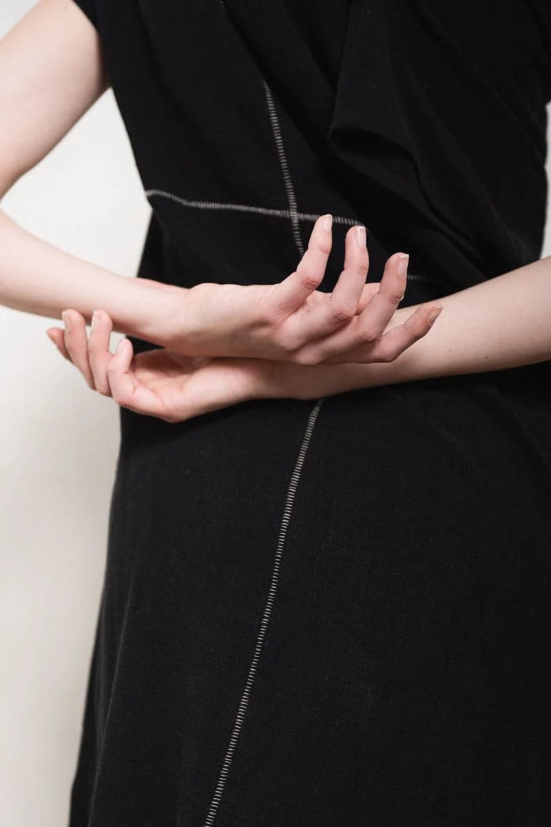 eigensinnig wien | Weil | Lange Bluse und leichtes Sommerkleid aus Leinen in schwarz