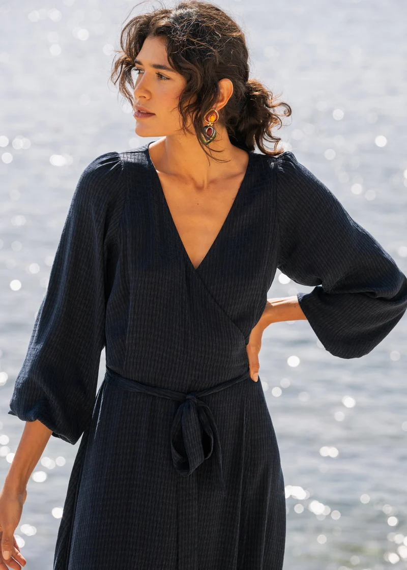 Beatrix Kleid in Navy aus Ecovero™ und Cupro™ von Komana