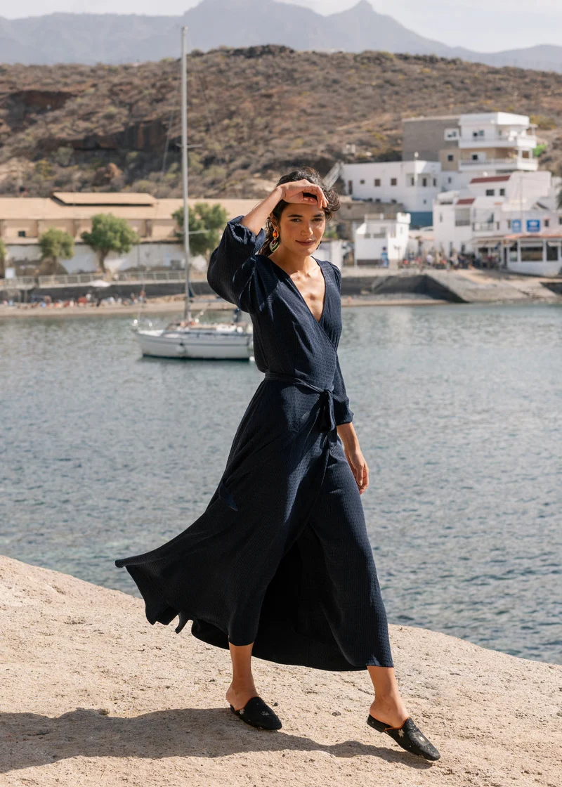 Beatrix Kleid in Navy aus Ecovero™ und Cupro™ von Komana