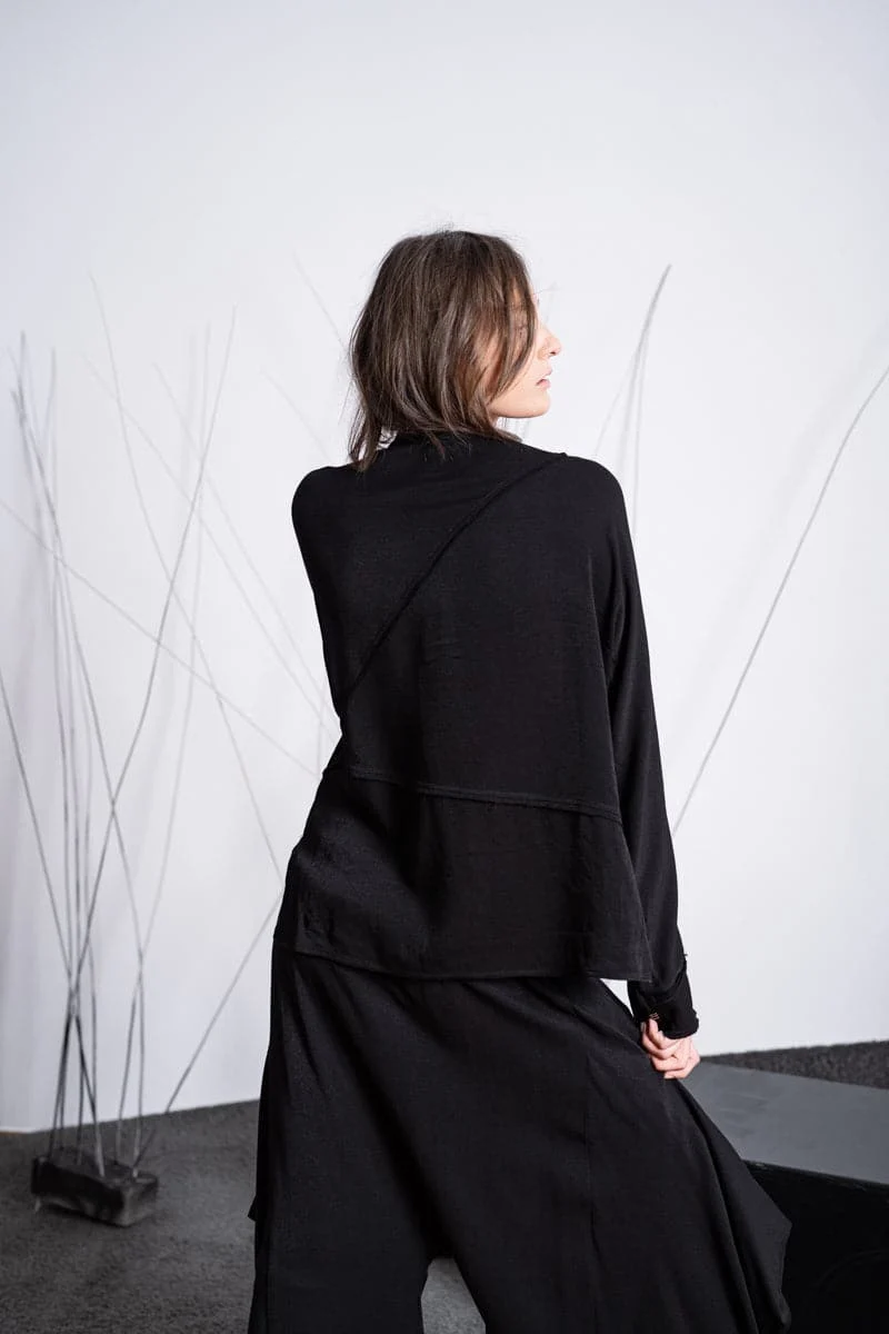 eigensinnig wien | Hesse | Elegantes Damentop in Schwarz mit Wasserfallausschnitt
