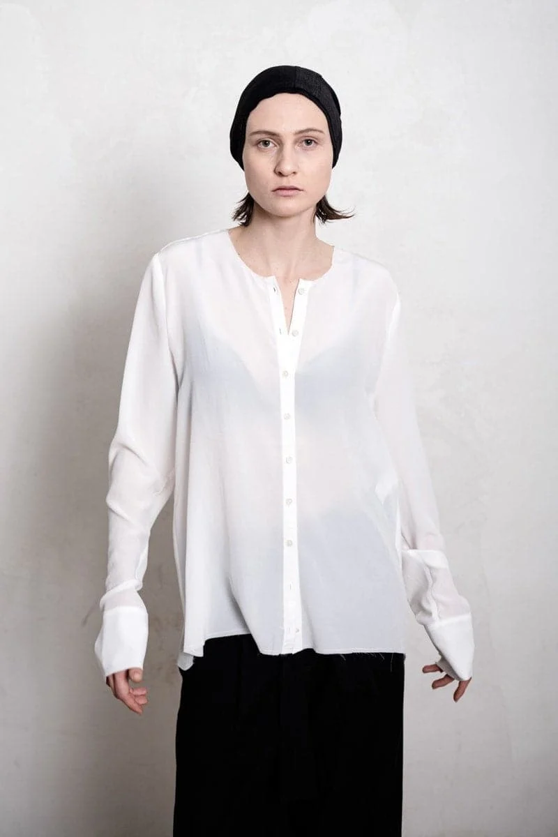eigensinnig wien | De Beauvoir | Elegante und leichte Seidenbluse für den Sommer in weiß