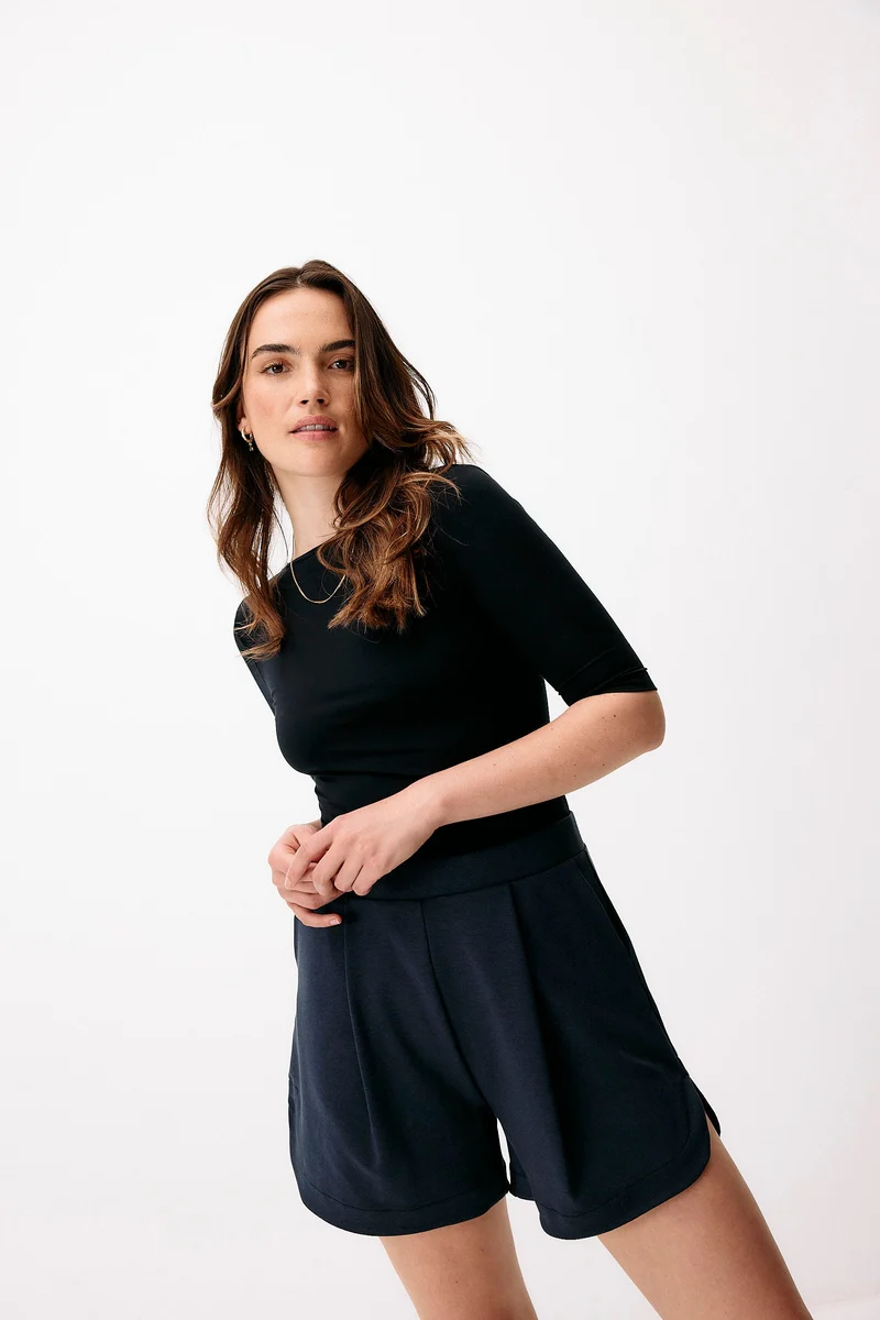 Schwarzes Langarmshirt Neo Classic aus Lenzing von Moya Kala