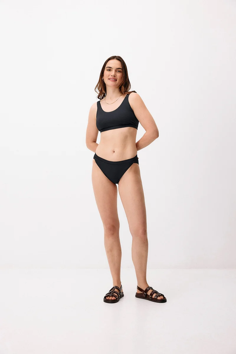 Dunkelblaues Hybrid Bikini Oberteil aus recyceltem Polyamid von Moya Kala