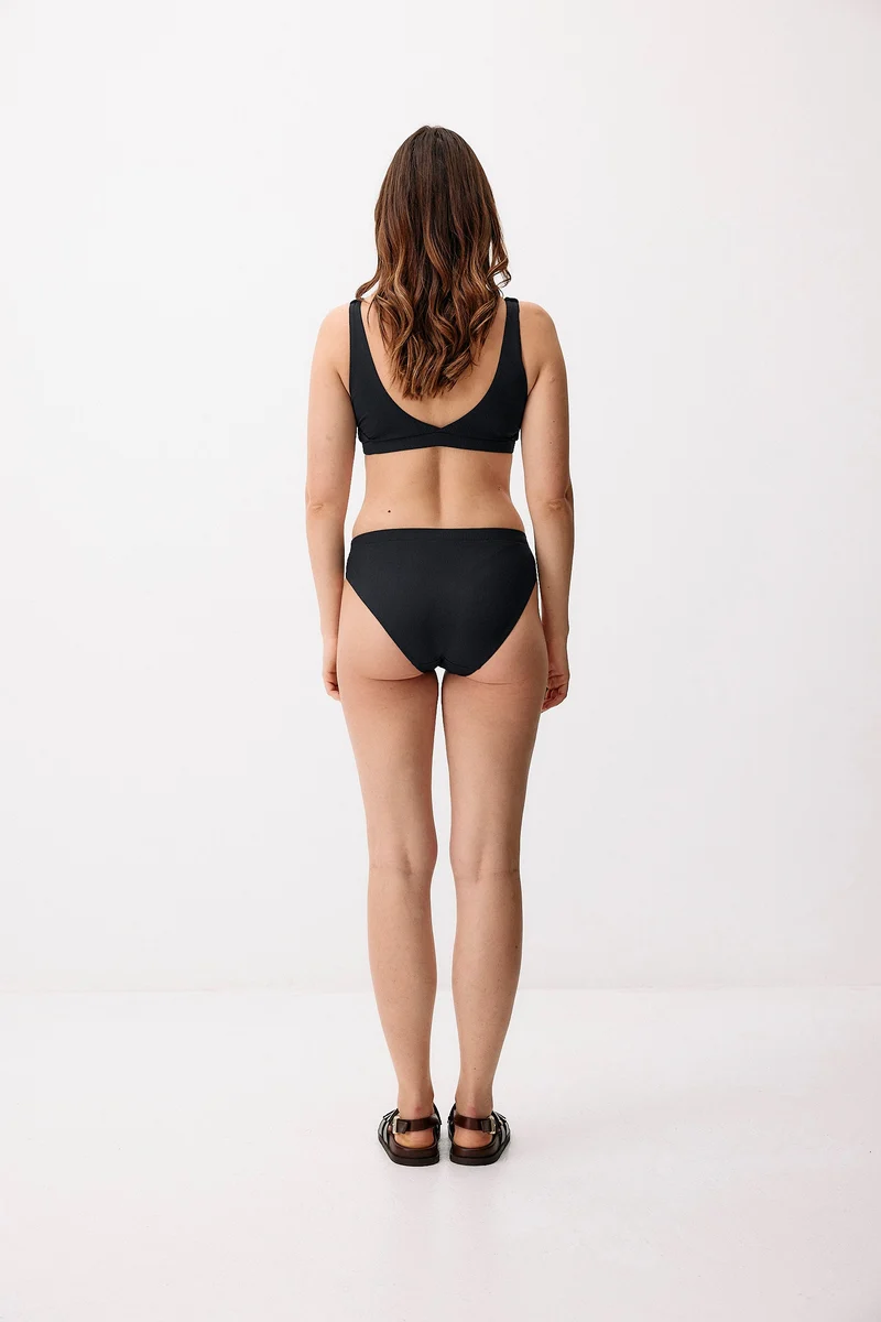 Dunkelblaues Hybrid Bikini Oberteil aus recyceltem Polyamid von Moya Kala