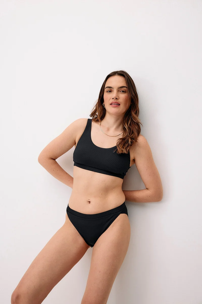 Dunkelblauer Hybrid Bikini Unterteil aus recyceltem Polyamid von Moya Kala