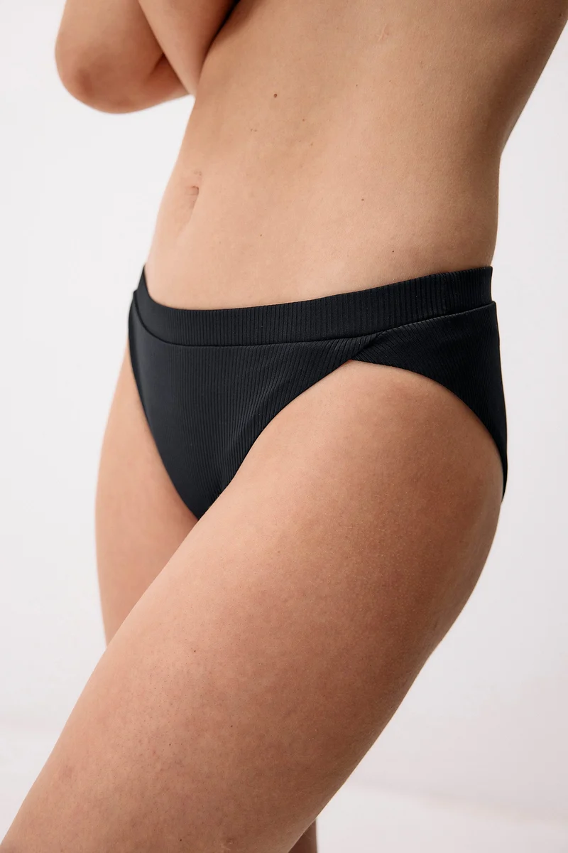 Dunkelblauer Hybrid Bikini Unterteil aus recyceltem Polyamid von Moya Kala