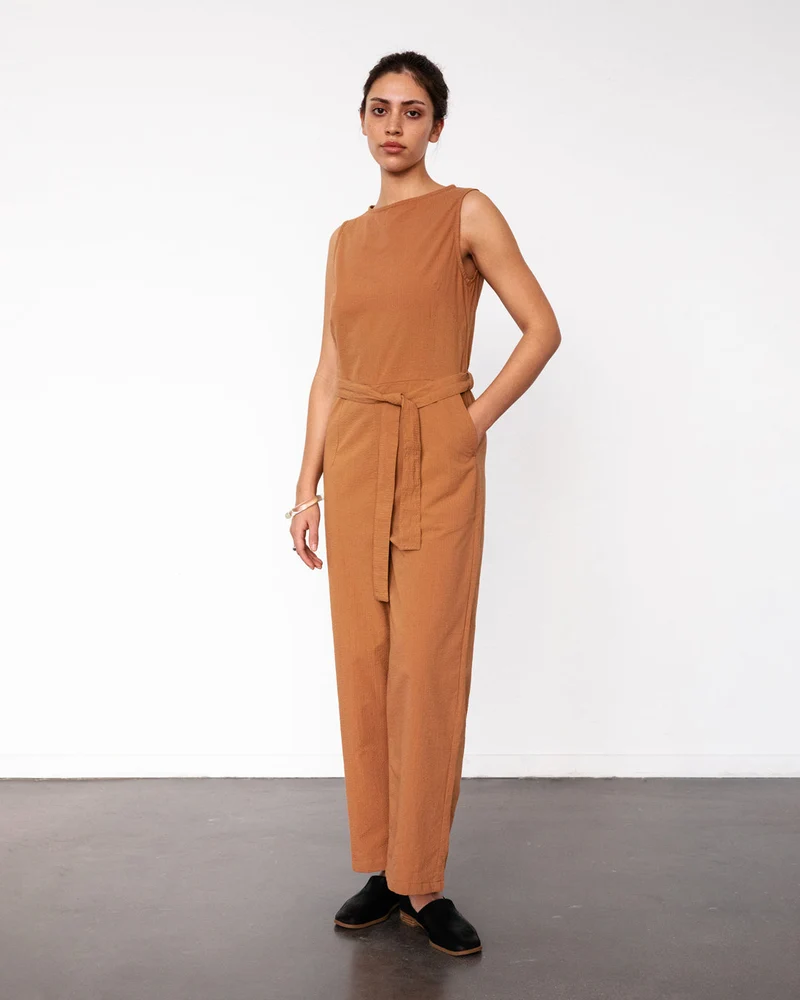 Hellbrauner Jumpsuit Seesucker aus 100% Bio-Baumwolle von Rotholz