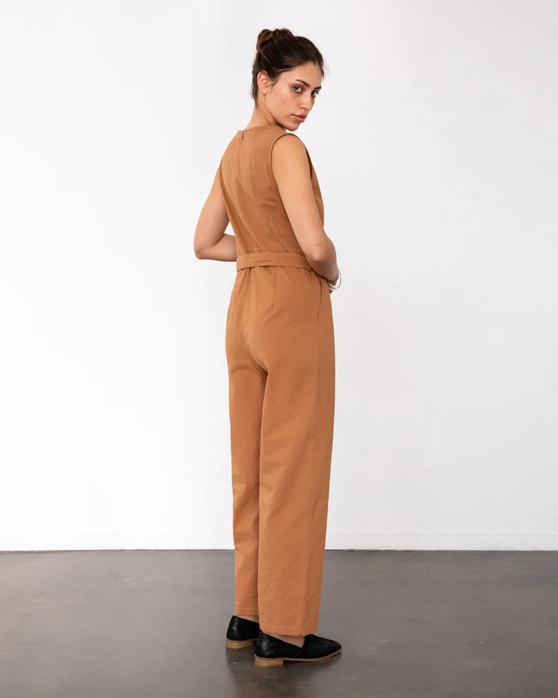 Hellbrauner Jumpsuit Seesucker aus 100% Bio-Baumwolle von Rotholz