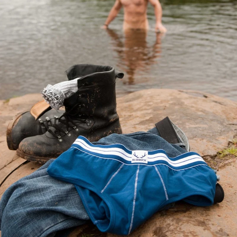 Marineblaue Unterhose mit weissen Nähten aus Bio-Baumwolle von Bluebuck
