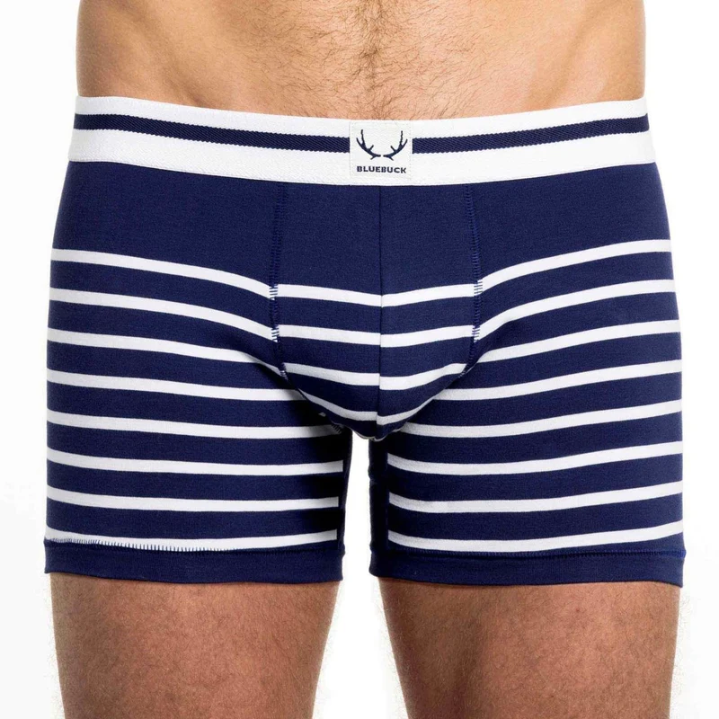 Schwarz-weiss gestreifte, lange Boxershorts aus Bio-Baumwolle von Bluebuck