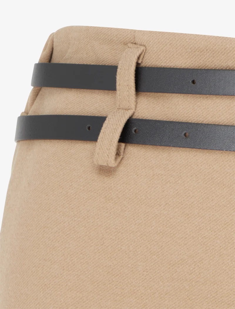 Kurze Hose mit geradem Saum und 2 Gürtel. - Maulwurf