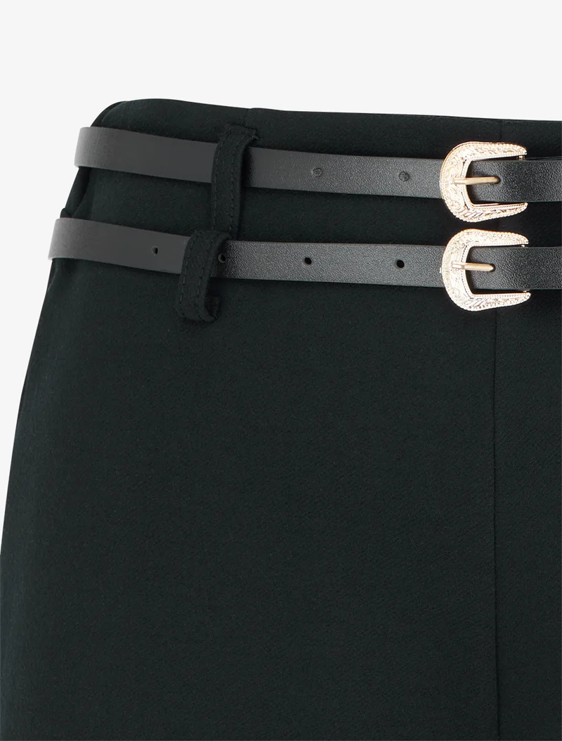 Kurze Hose mit geradem Saum und 2 Gürtel. - Schwarz