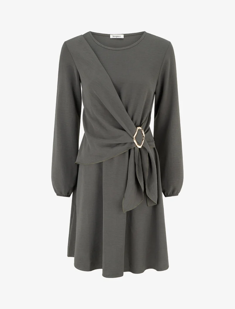 Ausgestelltes Kleid mit langen Ärmeln, drapiertem Einsatz und Schmuck. - Kaki