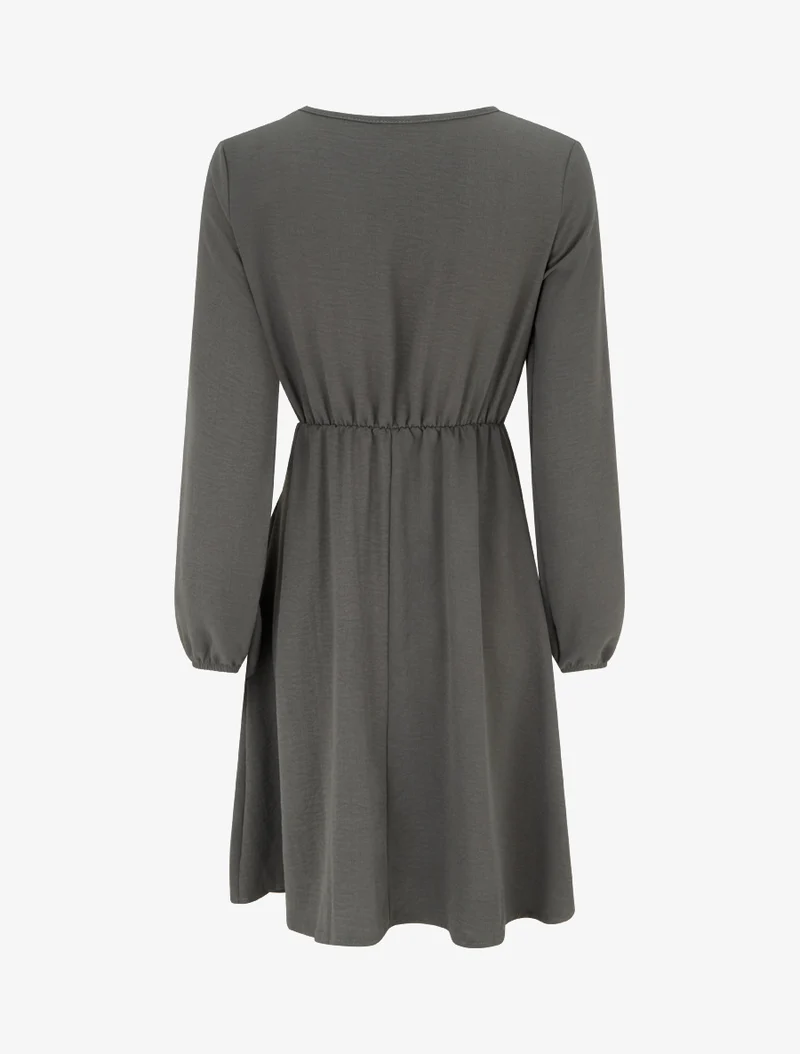 Ausgestelltes Kleid mit langen Ärmeln, drapiertem Einsatz und Schmuck. - Kaki