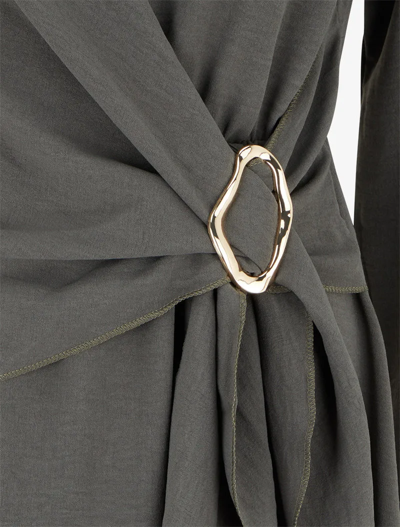 Ausgestelltes Kleid mit langen Ärmeln, drapiertem Einsatz und Schmuck. - Kaki