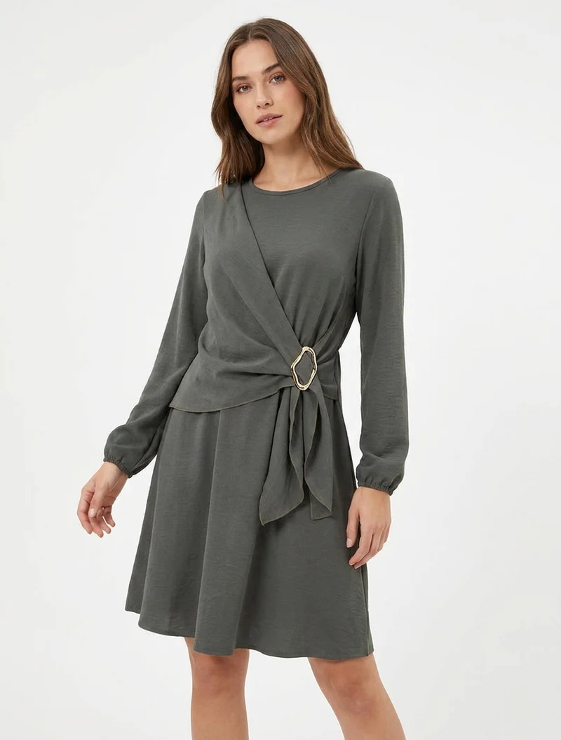 Ausgestelltes Kleid mit langen Ärmeln, drapiertem Einsatz und Schmuck. - Kaki