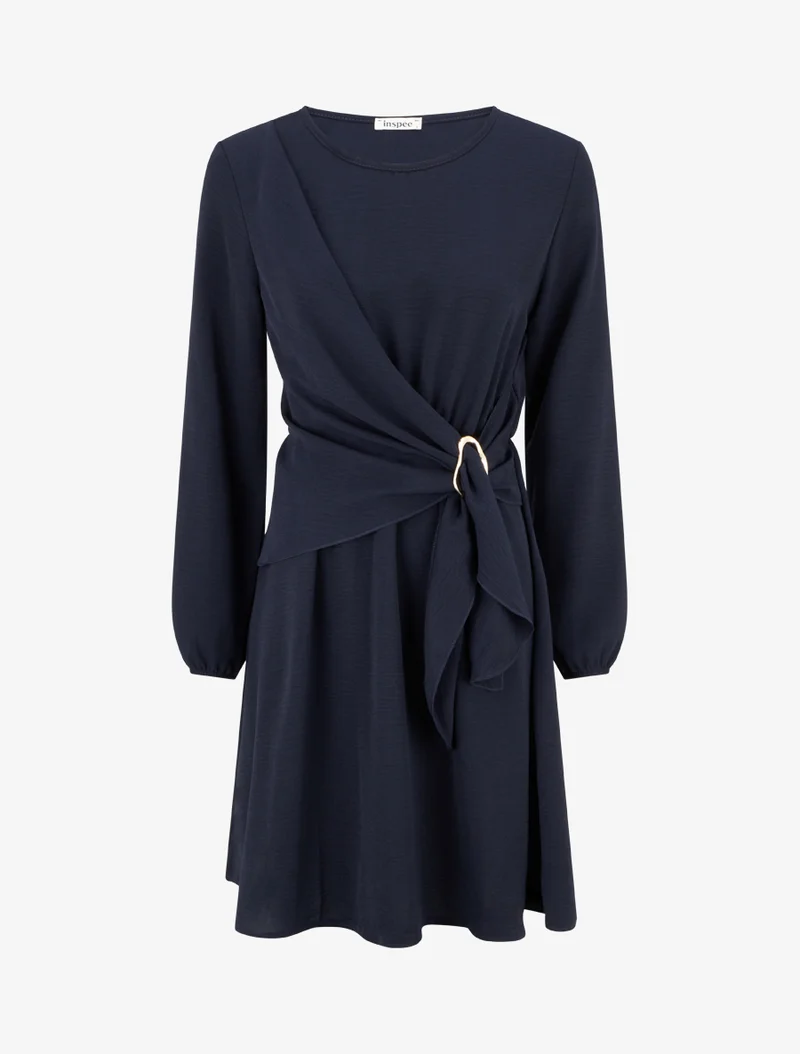 Ausgestelltes Kleid mit langen Ärmeln, drapiertem Einsatz und Schmuck. - Marine
