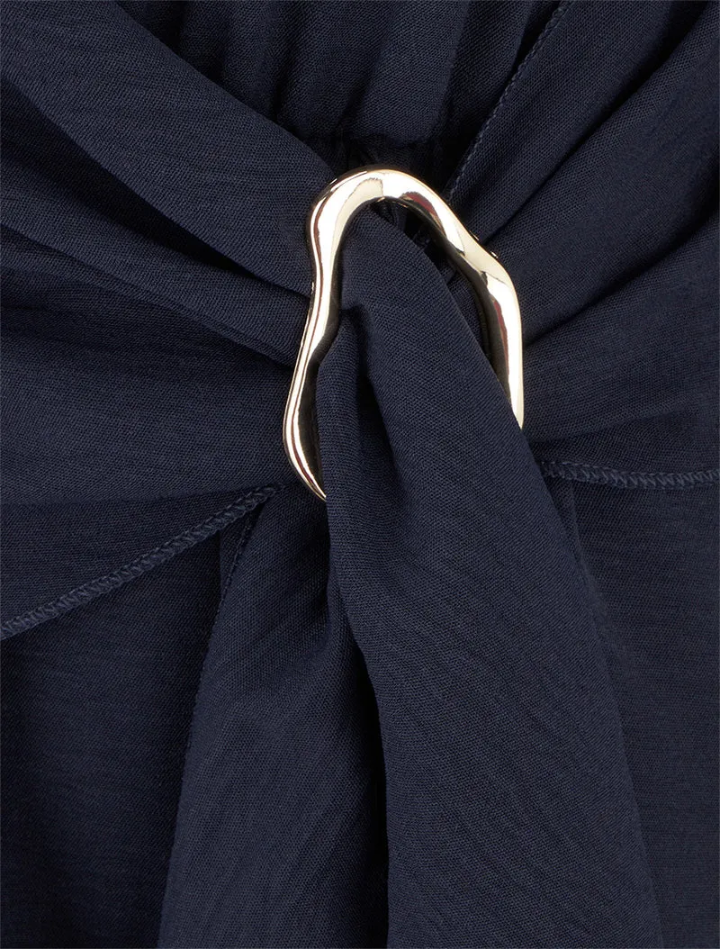 Ausgestelltes Kleid mit langen Ärmeln, drapiertem Einsatz und Schmuck. - Marine