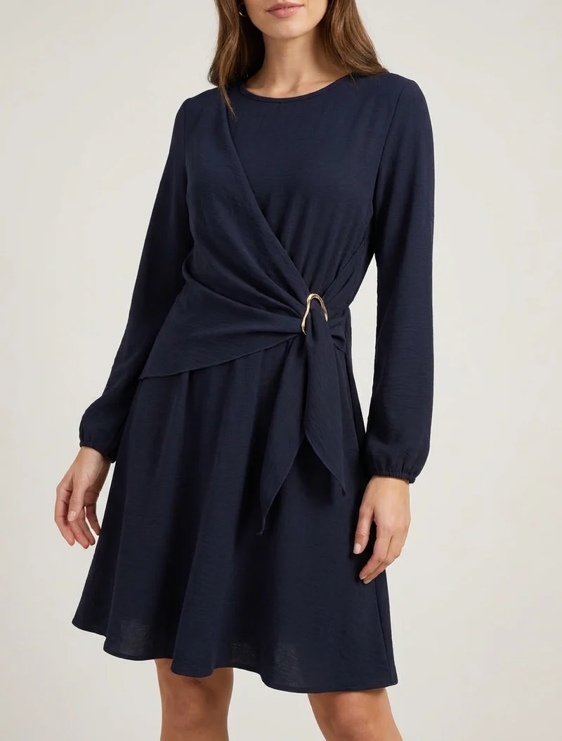 Ausgestelltes Kleid mit langen Ärmeln, drapiertem Einsatz und Schmuck. - Marine
