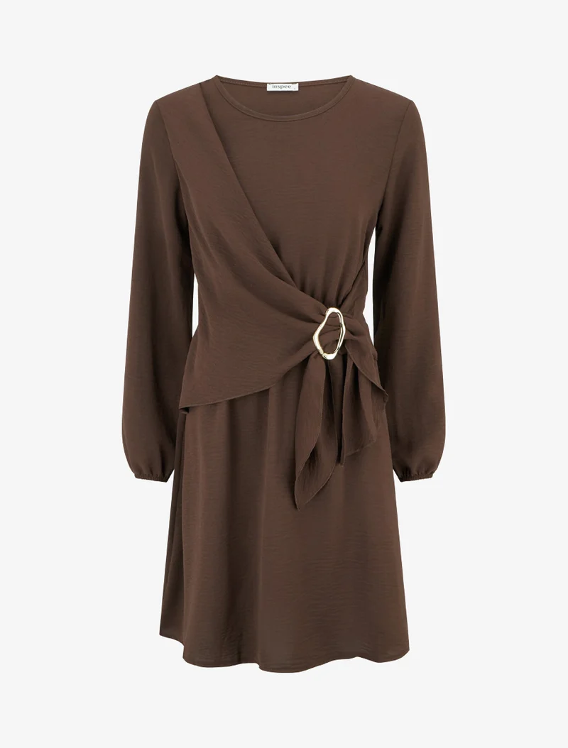 Ausgestelltes Kleid mit langen Ärmeln, drapiertem Einsatz und Schmuck. - Braun