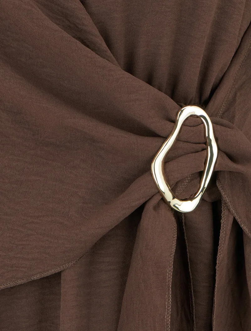 Ausgestelltes Kleid mit langen Ärmeln, drapiertem Einsatz und Schmuck. - Braun