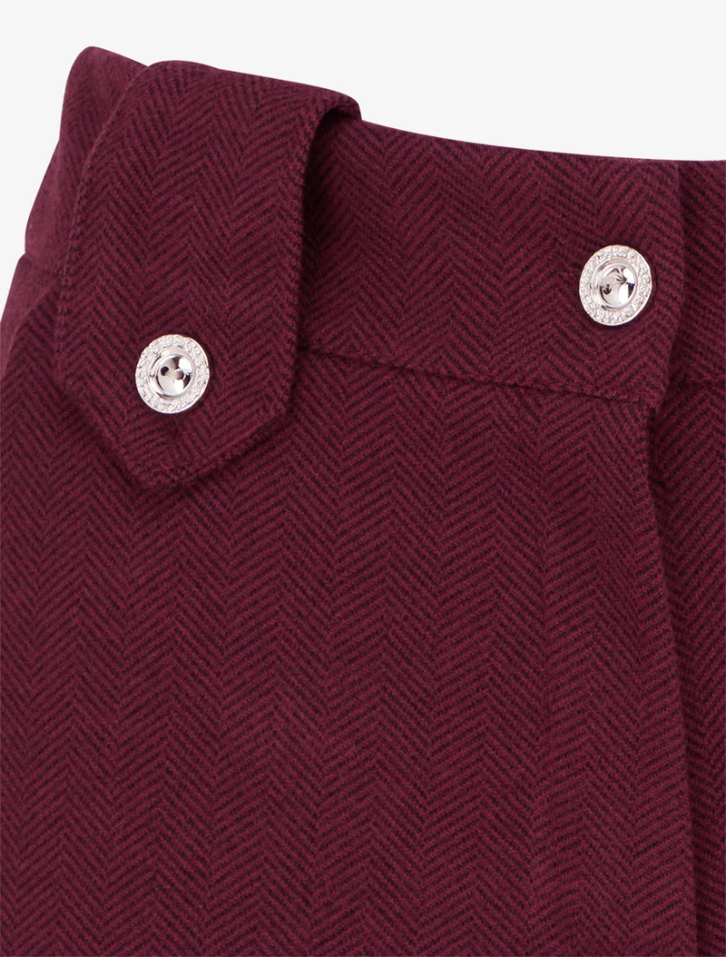 Kurze Hose mit geradem Saum und dekorativen Knöpfen. - Weinrot