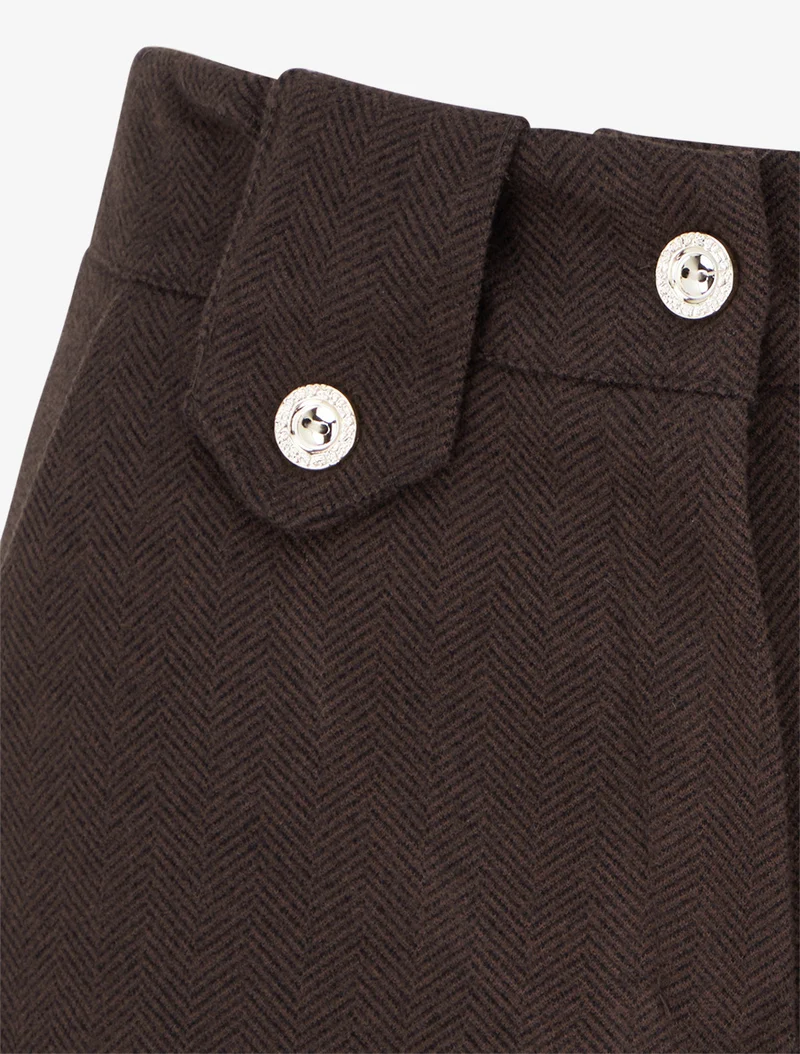Kurze Hose mit geradem Saum und dekorativen Knöpfen. - Braun