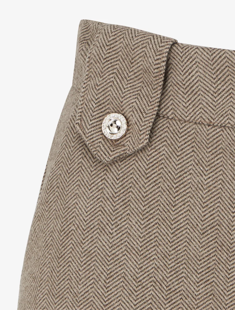 Kurze Hose mit geradem Saum und dekorativen Knöpfen. - Beige