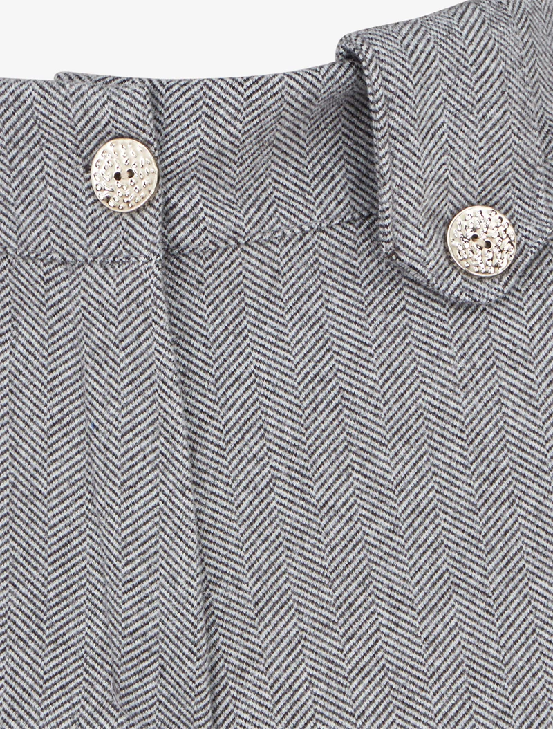 Kurze Hose mit geradem Saum und dekorativen Knöpfen. - Grau