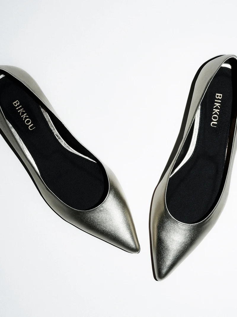 Hellgoldige Ballerinas 10:30 am Running between offices aus recyceltem Polyester von Bikkou