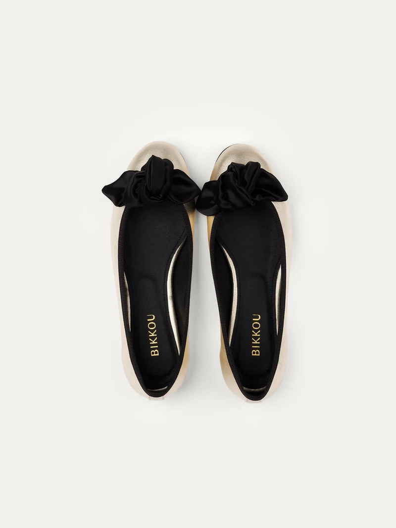 Gold-Schwarze Ballerinas 9:30 am Hearing in Court aus recyceltem Polyester von Bikkou