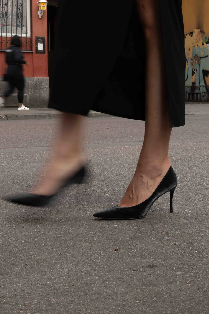 Schwarze Pumps 8 pm Romantic dinner aus recyceltem Polyester von Bikkou