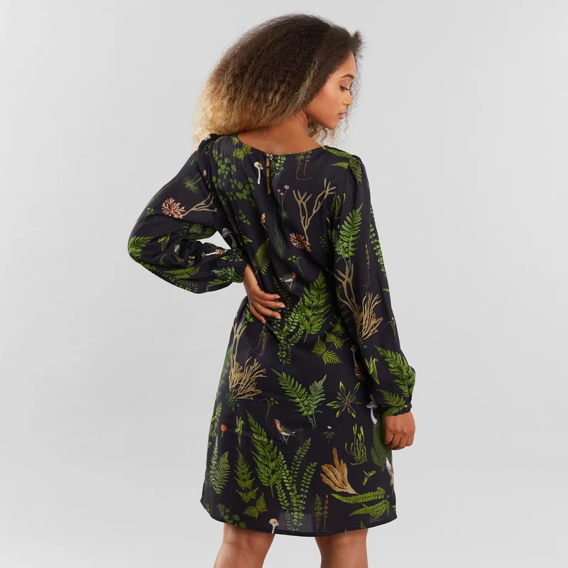 Kleid Hjo aus 100% TENCEL™ von Dedicated in dunklem Garden-Print