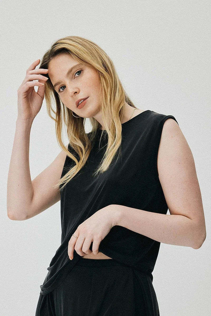 Schwarzes Top aus Cupro von MOYA KALA