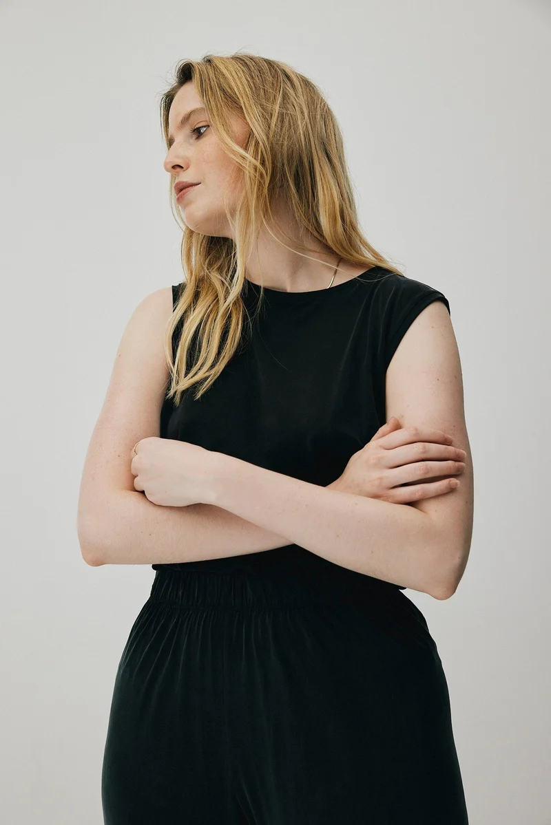 Schwarzes Top aus Cupro von MOYA KALA