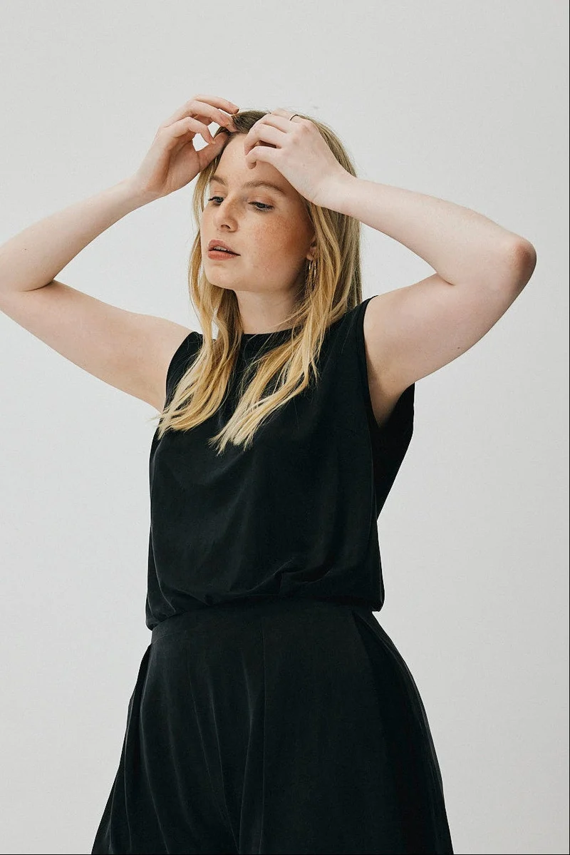 Schwarzes Top aus Cupro von MOYA KALA