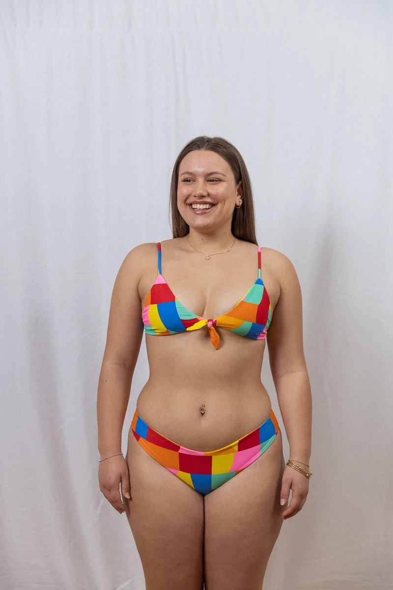 Triangle bikini top Paco - colourful aus Econyl von Tías & Olives
