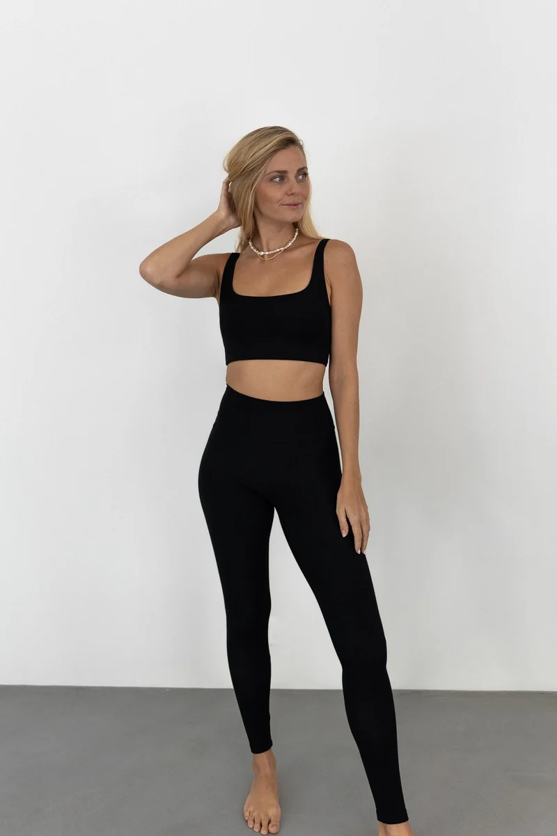 Schwarzes Top SIRA aus Tencel von PURA Clothing