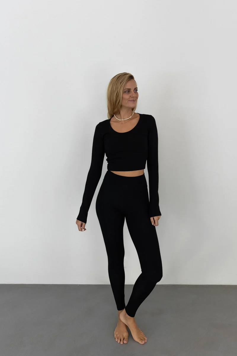 Schwarzes langärmliges Shirt aus Tencel & Bio-Buamwolle von PURA Clothing