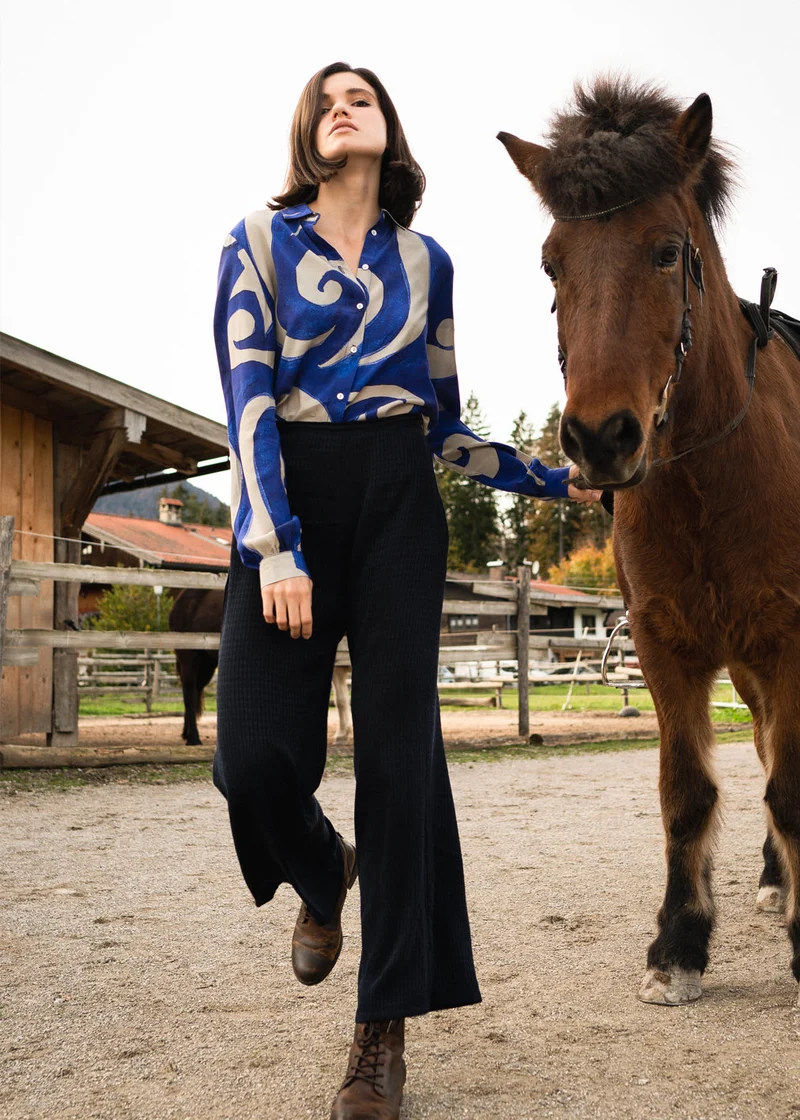Bianca Trousers Navy aus Ecovero™ und Cupro™ von Komana