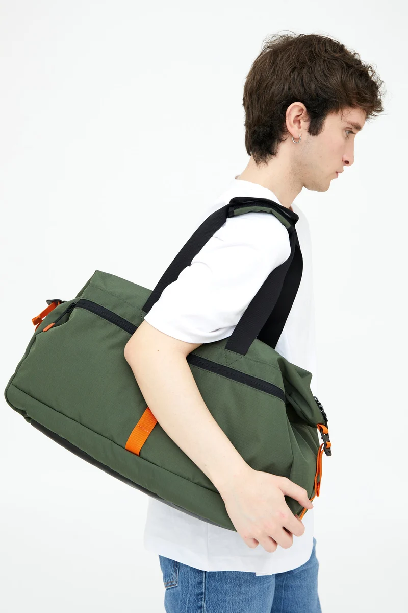 Grüne Reisetasche Vandra aus recyceltem PET von Lefrik