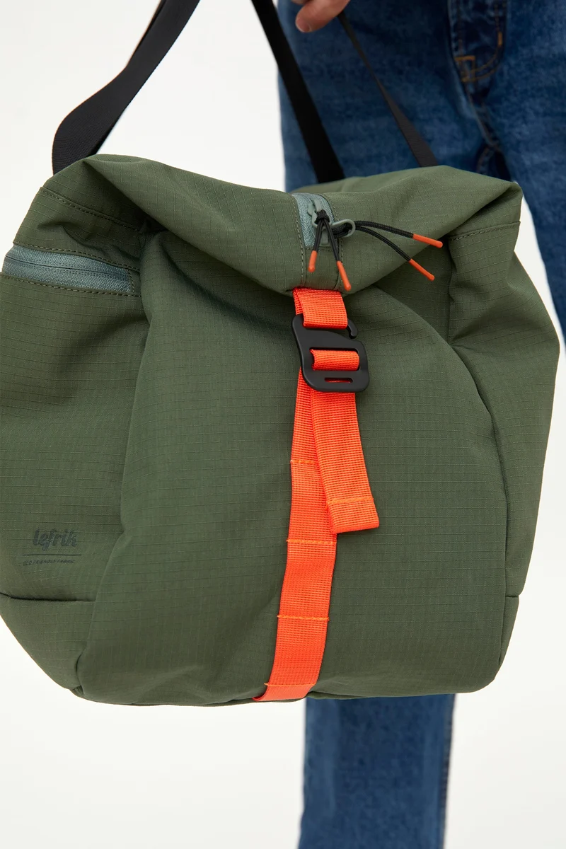 Grüne Reisetasche Vandra aus recyceltem PET von Lefrik