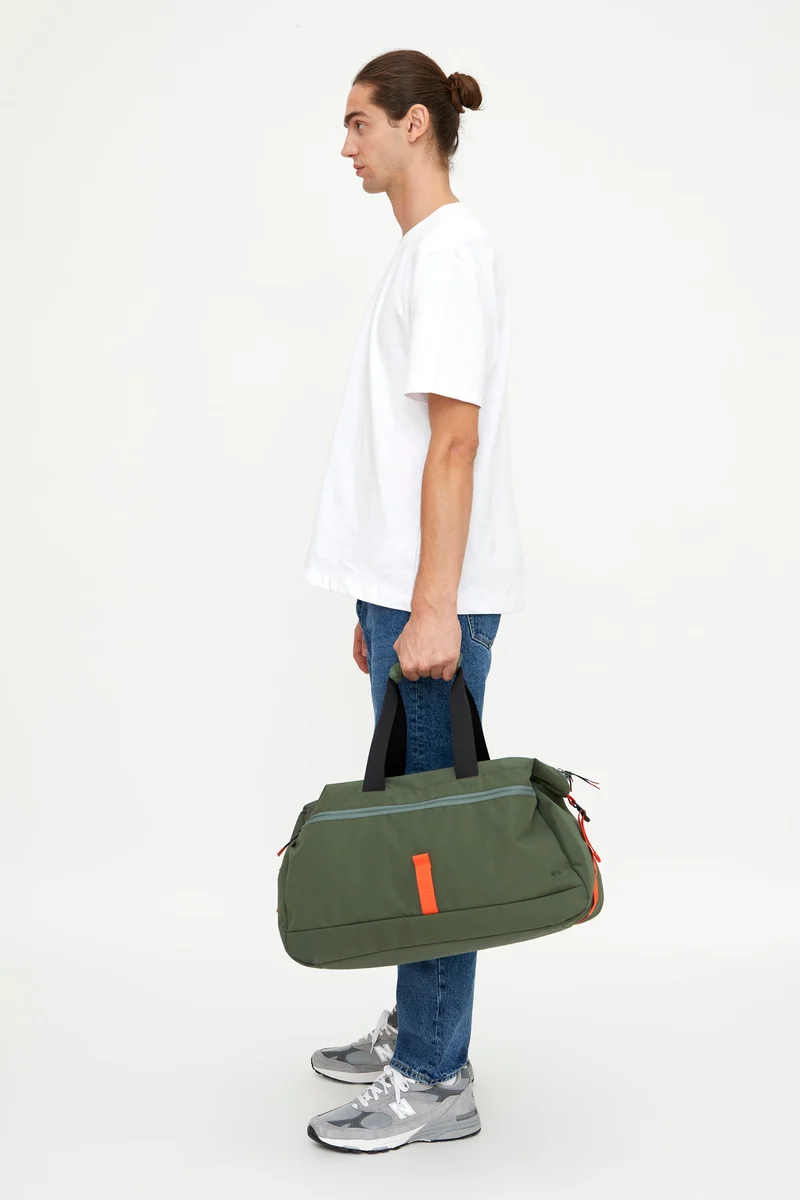 Grüne Reisetasche Vandra aus recyceltem PET von Lefrik