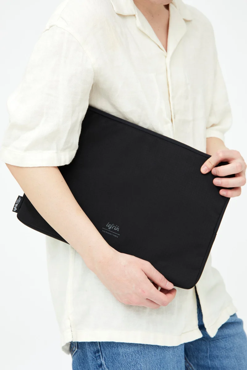 Schwarze Laptoptasche Capture Sage Vandra aus recyceltem PET von Lefrik
